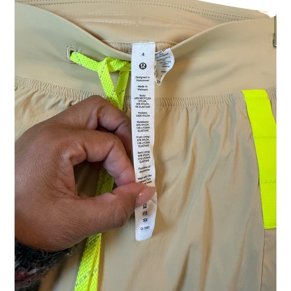 Lululemon Multi-Pocket Cargo High-Rise Skorts size 4 - Picture 6 of 7
